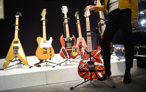 Oasis: Η σπασμένη κιθάρα που οδήγησε στη διάλυσή τους πωλήθηκε 385.500 ευρώ