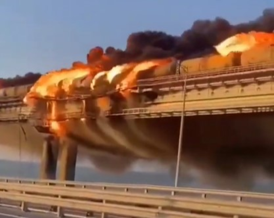 Στις φλόγες η γέφυρα στο Στενό του Κερτς μετά από τεράστια έκρηξη βυτιοφόρου (βίντεο)