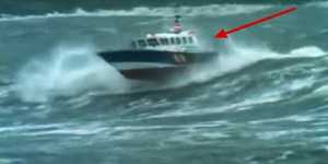 ΣΥΓΚΛΟΝΙΣΤΙΚΟ VIDEO: Κύματα 10 μέτρων σκεπάζουν σκάφος στη θάλασσα!