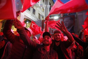 Βαθιά διχασμένη η Τουρκία μετά το αποτέλεσμα του δημοψηφίσματος