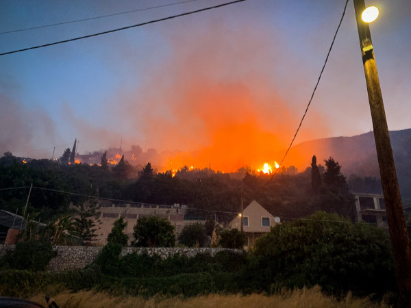 Φωτιά στο Λαύριο - Εντολή εκκένωσης για τα Καλύβια Θορικού