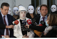Επίθεση με βιτριόλι: Το μήνυμα των γυναικών με τις λευκές μάσκες δίπλα στην Ιωάννα Παλιοσπύρου (εικόνες)