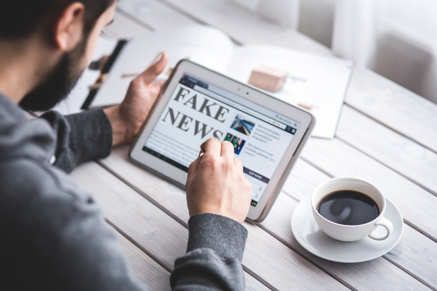 Κομισιόν: Παράταση έξι μηνών στο πρόγραμμα παρακολούθησης των fake news στις διαδικτυακές πλατφόρμες
