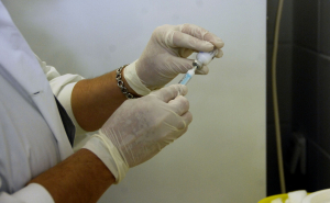 Η Κομισιόν θέλει να έχει εμβολιαστεί το 70% του παγκόσμιου πληθυσμού έως τα μέσα του 2022
