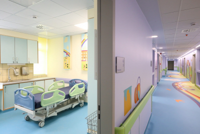 Τα παιδιατρικά νοσοκομεία πριν και μετά την ανακαίνιση του ΟΠΑΠ - Ο φακός αποκαλύπτει την εντυπωσιακή αλλαγή (εικόνες)
