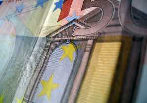 «Χάνει δυνάμεις» σήμερα το ευρώ έναντι του δολαρίου
