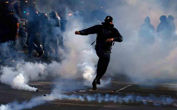 Πέτρες και δακρυγόνα για τις συντάξεις στο Παρίσι