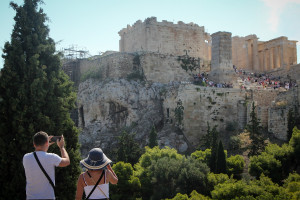 Reuters: Κοντά σε ιστορικά χαμηλά επίπεδα οι αποδόσεις των ελληνικών ομολόγων