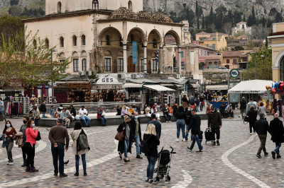 Λαοθάλασσα στο κέντρο της Αθήνας: «Δεν πέφτει καρφίτσα» σε Θησείο και Μοναστηράκι (εικόνες)
