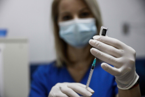 Μανωλόπουλος: Ερευνάται η σύνδεση του εμβολίου με εγκεφαλικά στους άνω των 65, τι είπε για τη χρήση μάσκας