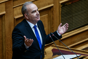 Αντιπαράθεση για τα δάνεια Παπαθανάση- «Αθλιότητα» λέει ο υπουργός, την αποπομπή από τα ψηφοδέλτια ζητά ο ΣΥΡΙΖΑ