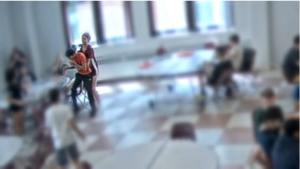 Συγκλονιστικό βίντεο: 12χρονη σώζει τον αδερφό της που πνιγόταν στο σχολείο