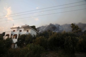 Μαίνεται η μεγάλη φωτιά στην Χαλκιδική - Πλησίασε σπίτια