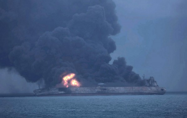 Κίνδυνος να εκραγεί το δεξαμενόπλοιο που καίγεται ανοιχτά της Σανγκάης