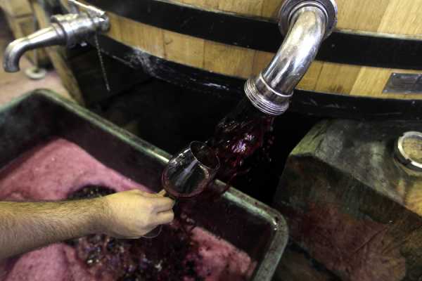 Ο ΕΦΚ στο κρασί «επιδότησε» το λαθρεμπόριο και τη φοροδιαφυγή