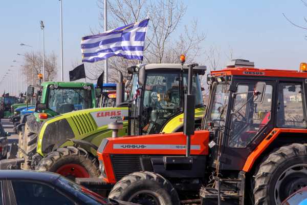 «Αμετακίνητα» τα μπλόκα των αγροτών στην Πελοπόννησο