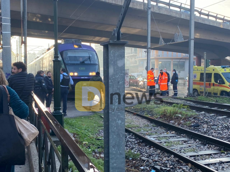 Νέο σιδηροδρομικό δυστύχημα στην Αθήνα: Άνδρας παρασύρθηκε από τρένο σε διάβαση (εικόνες&amp;βίντεο)