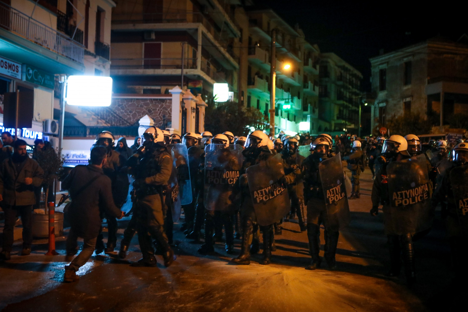 Καζάνι που βράζει Χίος και Λέσβος για το μεταναστευτικό: Σοβαρά επεισόδια και ρίψη χημικών