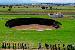 Συναγερμός στο Μεξικό: Μυστήριο με τεράστια τρύπα σε χωράφια γεωργών (βίντεο, εικόνες)