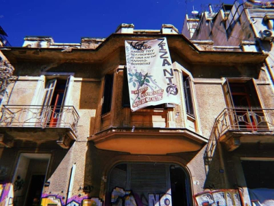 Η ΕΛΑΣ εκκενώνει δύο κατειλημμένα κτήρια στο κέντρο της Αθήνας