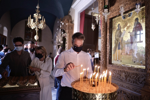 Στα Χανιά Μητσοτάκης και Μαρέβα - Με μάσκα στην εκκλησία για τον Δεκαπενταύγουστο (pics)