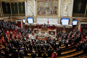 Γαλλία: Oριακή... «επιβίωση» της κυβέρνησης, απορρίφθηκαν οι προτάσεις μομφής