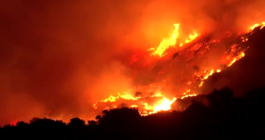 Εφιαλτικό βράδυ στο Ρέθυμνο, ολονύχτια μάχη πυροσβεστών και κατοίκων με τις φλόγες (βίντεο)