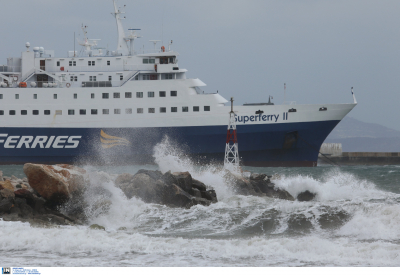 Κακοκαιρία «εξπρές»: Πλοίο με 160 επιβάτες δεν μπορεί να δέσει στο λιμάνι της Μήλου