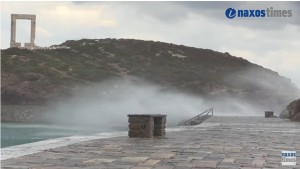 Μεγάλα κύματα «πνίγουν» το λιμάνι της Νάξου (βιντεο)