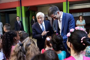 Παυλόπουλος και Μπακογιάννης μαζί για τον αγιασμό σε σχολείο στα Κάτω Πατήσια