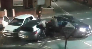 Άνδρας κλωτσά με μανία οδηγό στη μέση του δρόμου - Δείτε το viral βίντεο (vid)