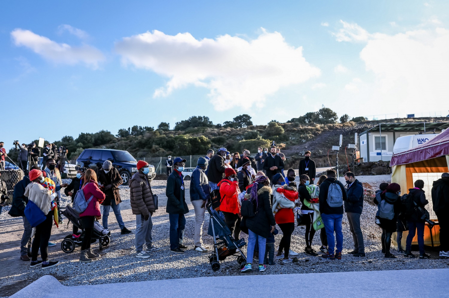Λέσβος: Θερμή υποδοχή από πρόσφυγες και μετανάστες στον Πάπα Φραγκίσκο