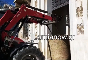 Αγρότες: Με τρακτέρ στο κέντρο της Λαμίας - «Μπλόκαραν» με... άχυρα την είσοδο της Περιφέρειας