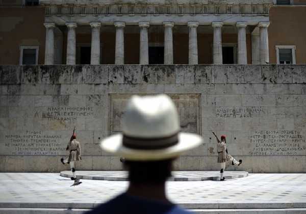 13 φόροι «περιμένουν» τους Έλληνες μέχρι τον Ιανουάριο!