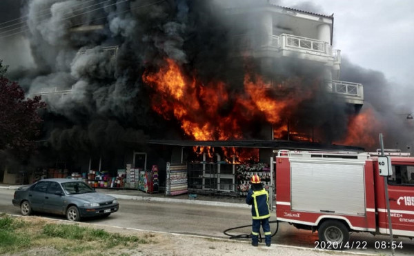 Βάρδα Ηλείας: Ολοκληρωτική καταστροφή σε κατάστημα από φωτιά – Επεκτάθηκε και στα πάνω σπίτια