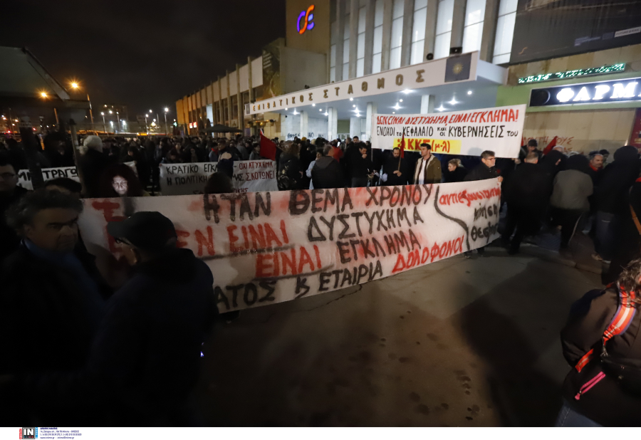Θεσσαλονίκη: Διαμαρτυρία στον ΟΣΕ για την τραγωδία στα Τέμπη, λουλούδια και κεριά για τους νεκρούς