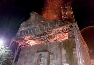 Κατασβέστηκε η πυρκαγιά στο τέμενος Βαγιαζήτ