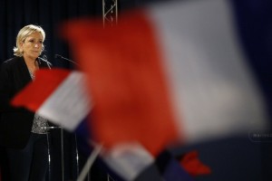 Η Λεπέν αυξάνει τα ποσοστά της ενόψει του β΄γύρου των γαλλικών εκλογών