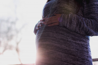 Συγκλονίζει 32χρονη που γέννησε με καισαρική και μπήκε σε ΜΕΘ με κορονοϊό, το μήνυμά της στις εγκύους