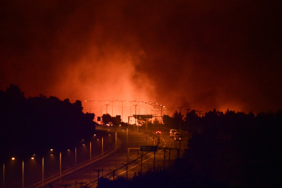 Οι καταστροφικές φωτιές έφεραν απαγόρευση κυκλοφορίας από την Εύβοια προς την Αθήνα