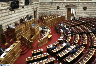 Βουλή: Υπερψηφίστηκε το Fuel Pass 2, πέρασε η τρίμηνη παράταση μέτρων για την πανδημία
