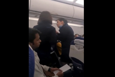 «Δεν είμαι υπηρέτριά σου»: Viral η αντίδραση αεροσυνοδού που τα έβαλε με επιβάτη