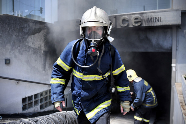 Φωτιά σε πολυκατοικία στα Γρεβενά - Η Πυροσβεστική απεγκλώβισε ηλικιωμένη