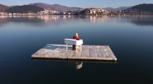 Παίζει πιάνο στη μέση της λίμνης, ένα μοναδικό θέαμα στην Καστοριά (βίντεο)
