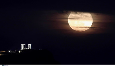 Ένα ροζ φεγγάρι «ντύνει» τον Αττικό ουρανό - Μαγικές εικόνες από το Σούνιο