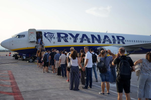 Ryanair: Δικαστήριο δικαίωσε επιβάτη για θέμα χρέωσης χειραποσκευής
