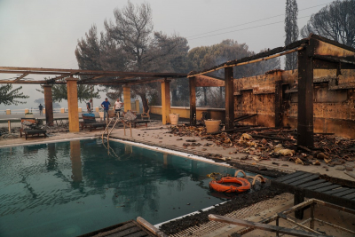 Φωτιά στην Ηλεία: Εκκενώσεις οικισμών στον Πύργο - Στο νοσοκομείο πυροσβέστες μετά την ανατροπή του οχήματός τους (βίντεο, εικόνες)