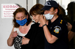 Αδιαθεσία αισθάνθηκε η μητέρα της Ελένης Τοπαλούδη - Μεταφέρθηκε στο ιατρείο του Εφετείου