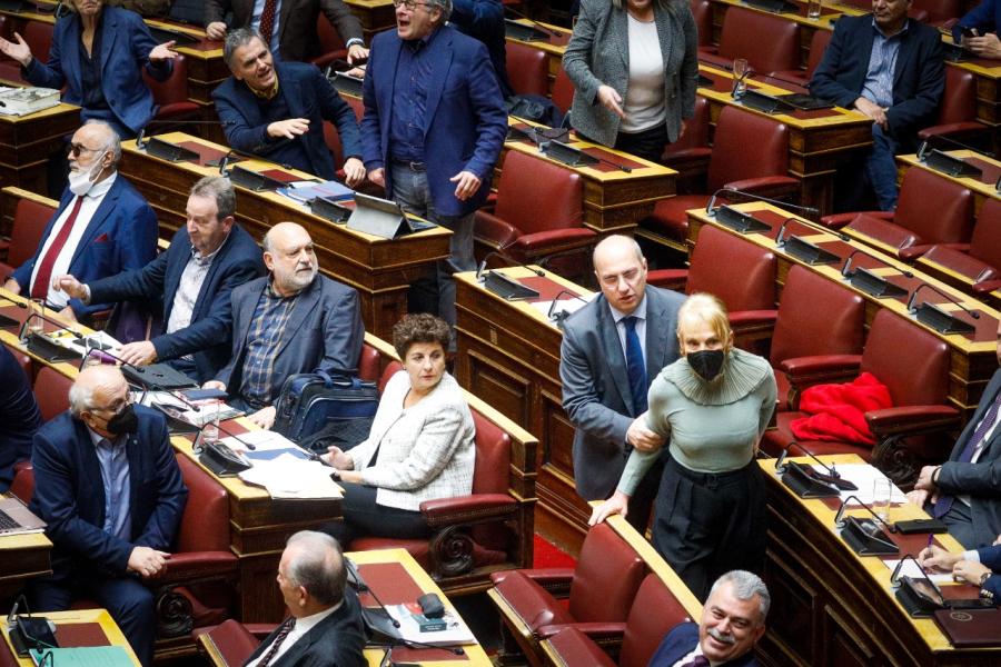 Εν εξάλλω η Φωτεινή Πιπιλή: Πήγε για «τσαμπουκά» στα έδρανα του ΣΥΡΙΖΑ, την σταμάτησε ο Οικονόμου