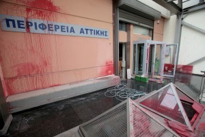 Επίθεση Ρουβίκωνα με βαριοπούλες στην Περιφέρεια Αττικής